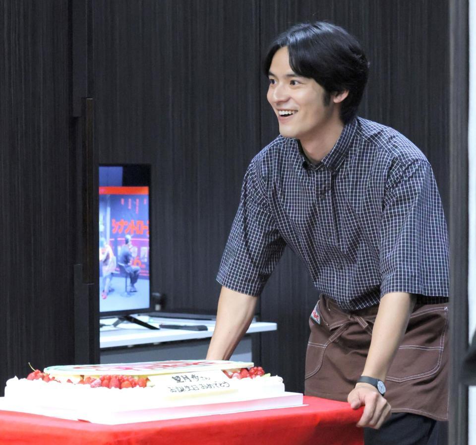 　会見中に退席し、望月歩の誕生日ケーキを持って再登場した水上恒司（撮影・吉澤敬太）