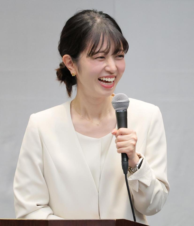 　笑顔でＭＣを務めるテレビ東京・中根舞美アナウンサー（撮影・吉澤敬太）