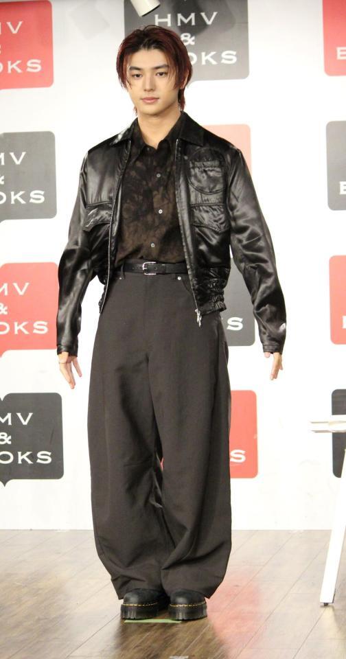 　発売イベントに登壇した荒木飛羽