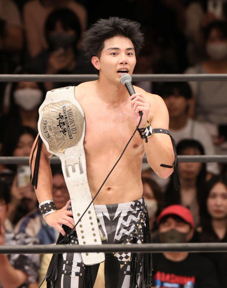 　ベルトを手にあいさつする武知海青（撮影・石井剣太郎）