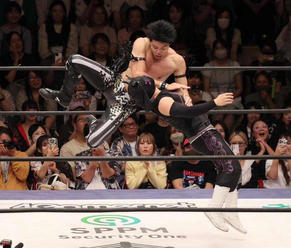 　相手を攻める武知海青（上）＝撮影・石井剣太郎