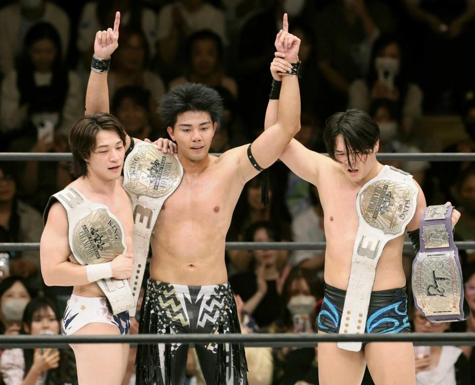 　上野勇希（左）、Ｔｏ－ｙ（右）と喜ぶ武知海青（撮影・石井剣太郎）