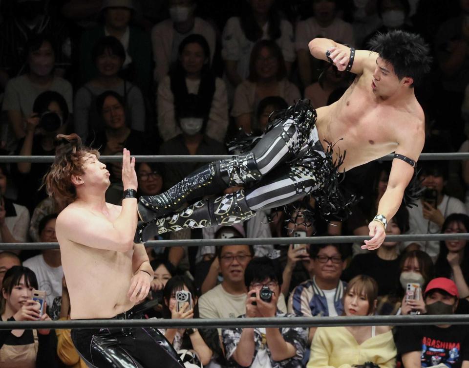 　岡谷英樹（左）にドロップキックを見舞う武知（撮影・石井剣太郎）