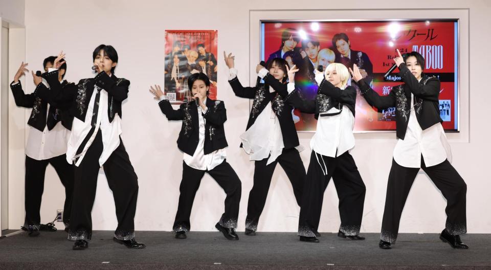 　「ＴＡＢＯＯ」を披露するル・クール（撮影・吉澤敬太）