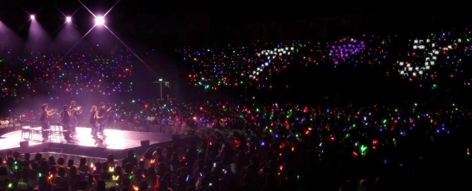 　会場に浮かびあがった「Ｔ♡Ｊ」の文字