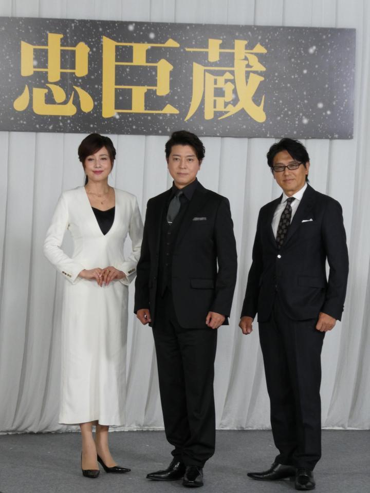 　写真撮影に応じる（左から）藤原紀香、上川隆也、高橋克典