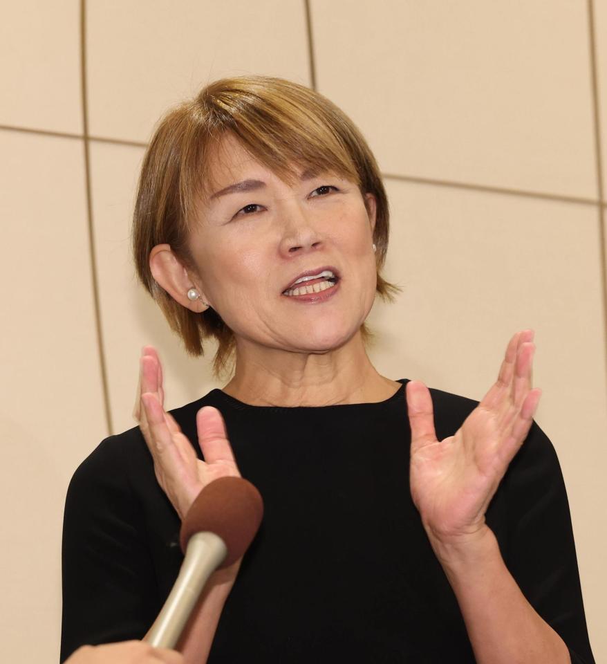 　思い出を語る山田邦子（撮影・佐々木彰尚）