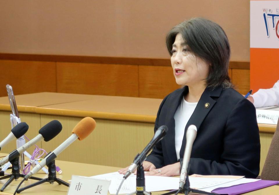 　定例記者会見する静岡県伊東市の田久保真紀市長