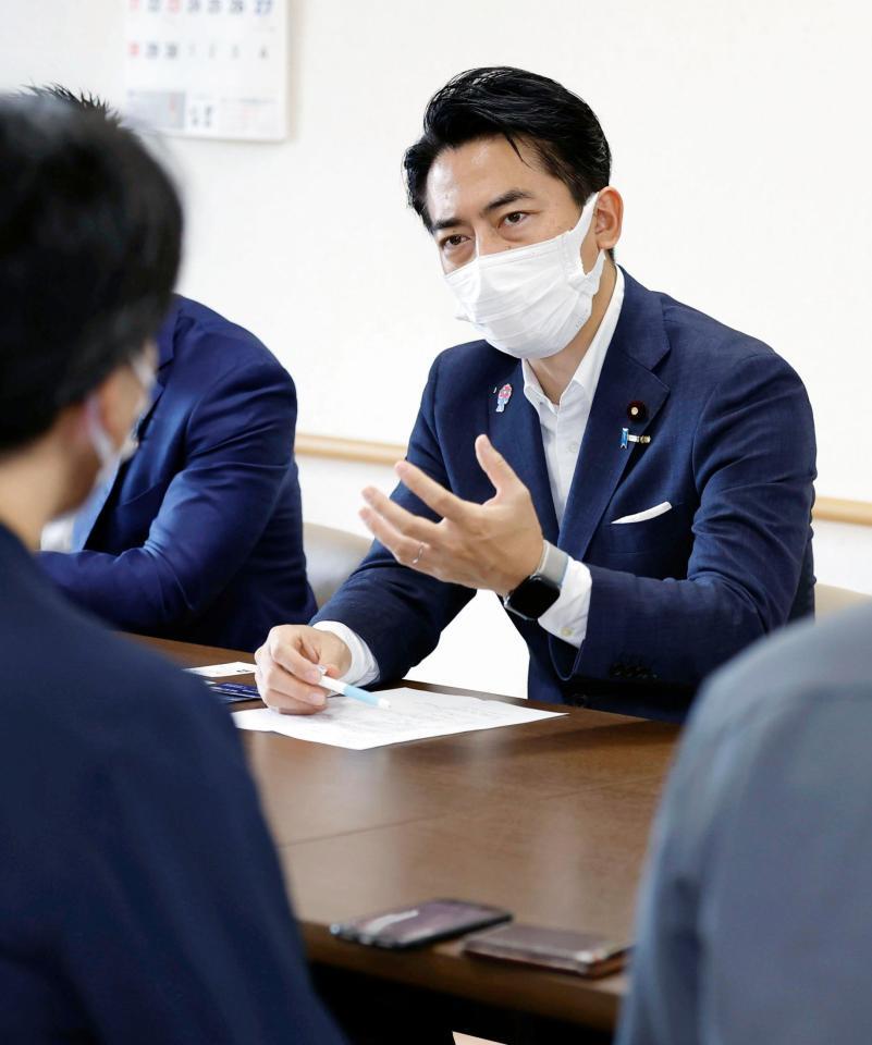 　老人ホームの関係者らと対話する小泉農相