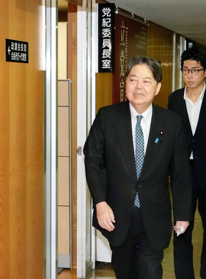 　自民党本部であいさつ回りをする林官房長官