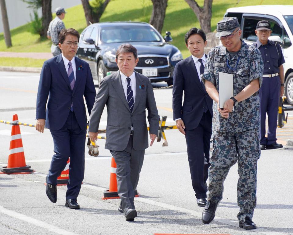 　航空自衛隊那覇基地の視察を終えた自民党の茂木前幹事長（左から２人目）
