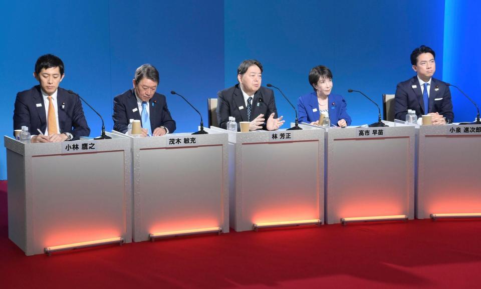 　インターネット番組「ニコニコ生放送」主催の討論会に臨む（左から）小林元経済安保相、茂木前幹事長、林官房長官、高市前経済安保相、小泉農相