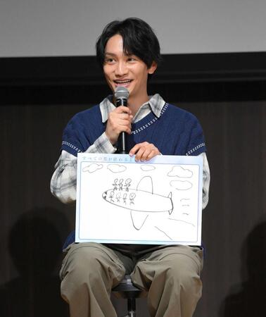 　イラストを披露する藤原丈一郎