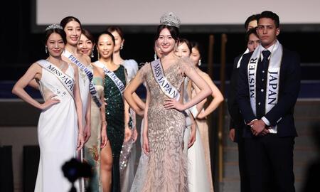 　ポーズを決める（左から）ＭＩＳＳ　ＪＡＰＡＮプレミアム・阿部真美さん、ＭＩＳＳ　ＪＡＰＡＮの仲道真理子さん、Ｍｒ．ＪＡＰＡＮ・エレメンティマルチェッロ侃さん（撮影・佐々木彰尚）