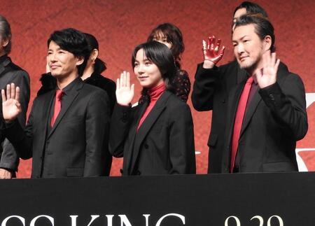 　笑顔で手を振る（左から）藤木直人、のん、中村獅童