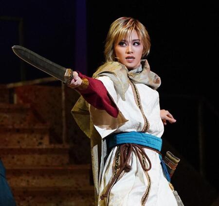 　華麗な剣術で戦闘シーンを描く天飛華音（撮影・高部洋祐）