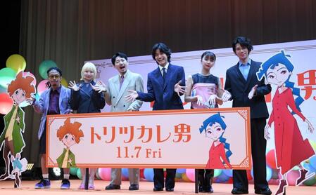 　ポーズを決める（左から）モリシー、ＰＯＲＩＮ、Ａｔａｇｉ、佐野晶哉、上白石萌歌、柿澤勇人（撮影・園田高夫）