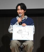 　イラストを披露する藤原丈一郎