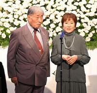 　あいさつをする毒蝮三太夫（左）と十朱幸代