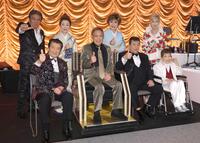　揃ってポーズを決める（前列左から）里見浩太朗、北島、小林旭、水前寺清子（後列同）鳥羽一郎、大月みやこ、小林幸子、瀬川瑛子