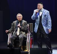 　大江裕（右）と「なみだ船」を熱唱する北島三郎（撮影・西岡正）