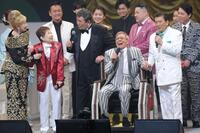 　瀬川瑛子（左）、水前寺清子（同２人目）、小林旭（同３人目）、里見浩太朗（右）らとトークする北島三郎（撮影・西岡正）