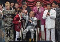 　エンディングで「まつり」を熱唱する北島三郎（中央）＝撮影・西岡正