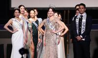 　ポーズを決める（左から）ＭＩＳＳ　ＪＡＰＡＮプレミアム・阿部真美さん、ＭＩＳＳ　ＪＡＰＡＮの仲道真理子さん、Ｍｒ．ＪＡＰＡＮ・エレメンティマルチェッロ侃さん（撮影・佐々木彰尚）