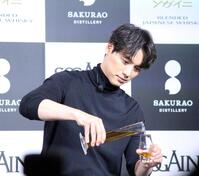 　ウイスキーを注ぐ福士蒼汰