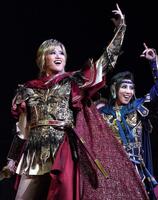 　『アレクサンダー』で輝きを放つ天飛華音（左）と稀惺かずと（撮影・高部洋祐）