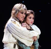 　瑠璃花夏（右）との恋物語を描く天飛華音（撮影・高部洋祐）