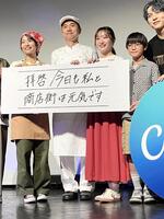 　会見に出席した石川翔鈴（左から３人目）