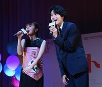 　上白石萌歌（左）と熱唱する佐野晶哉（撮影・園田高夫）