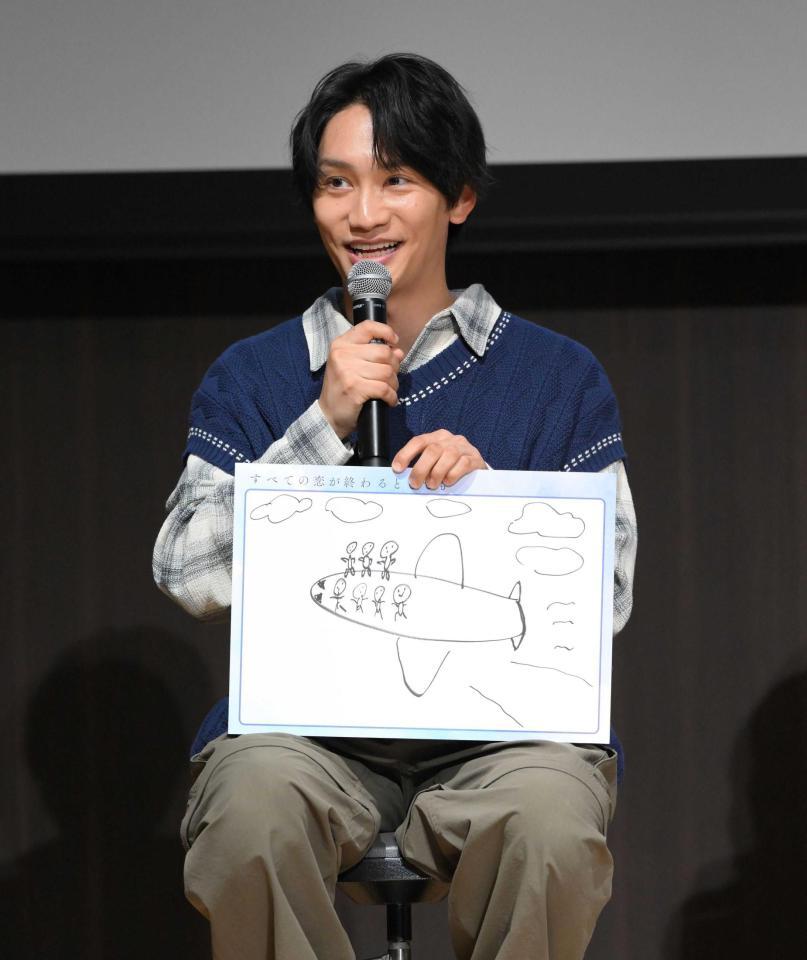 　イラストを披露する藤原丈一郎