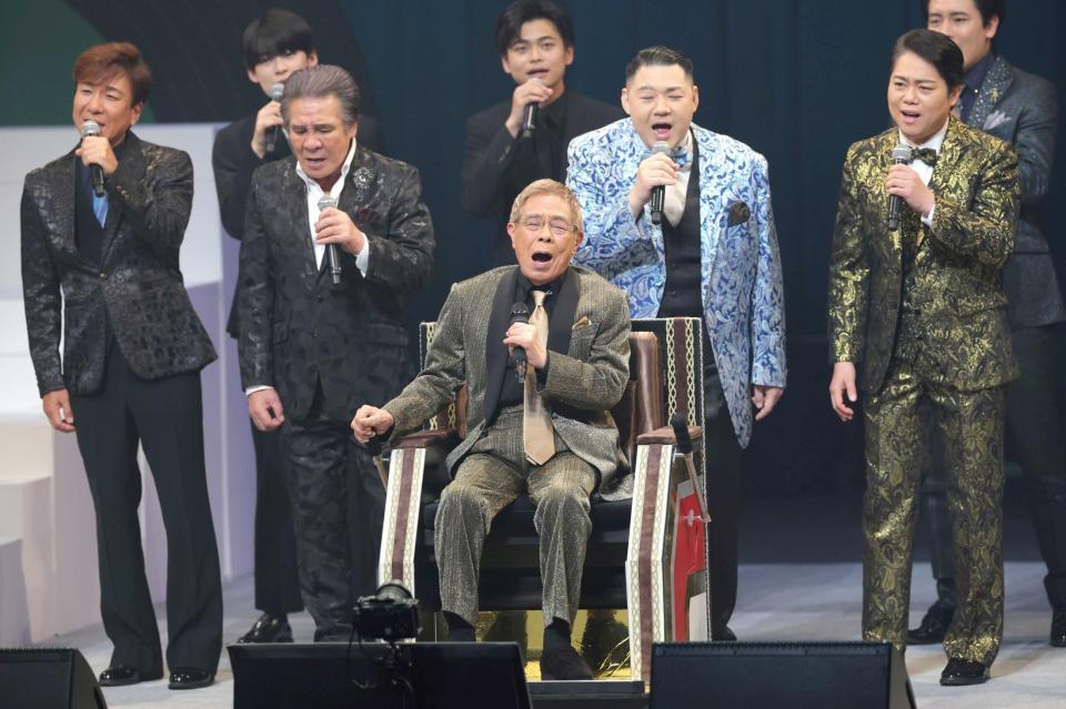 　「北の大地」を熱唱する北島三郎（中央）（撮影・西岡正）