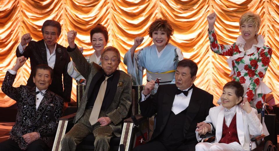 　そろってポーズを決める（前列左から）里見浩太朗、北島三郎、小林旭、水前寺清子。（後列左から）鳥羽一郎、大月みやこ、小林幸子、瀬川瑛子（撮影・西岡正）