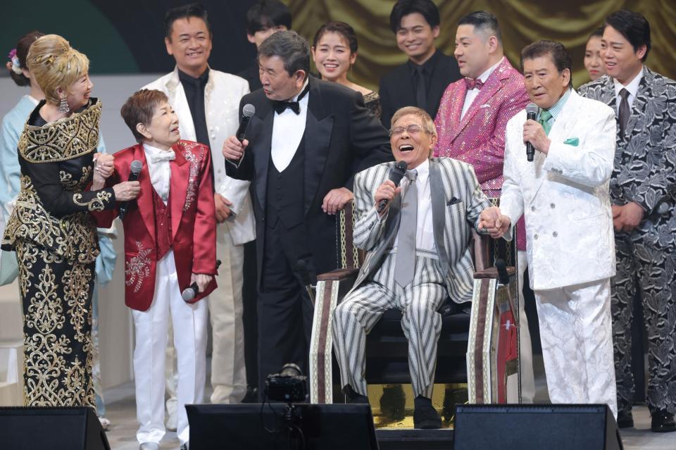 　瀬川瑛子（左）、水前寺清子（同２人目）、小林旭（同３人目）、里見浩太朗（右）らとトークする北島三郎（撮影・西岡正）