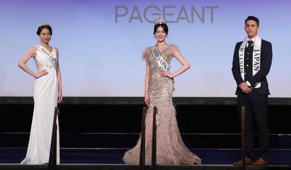 　ポーズを決める（左から）ＭＩＳＳ　ＪＡＰＡＮプレミアム・阿部真美さん、ＭＩＳＳ　ＪＡＰＡＮの仲道真理子さん、Ｍｒ．ＪＡＰＡＮ・エレメンティマルチェッロ侃さん（撮影・佐々木彰尚）