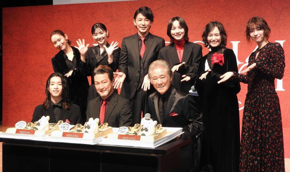 　誕生日ケーキを前に笑顔を見せる（前列左から）森愁斗、中村獅童、西岡德馬（後列同）山口紗弥加、倉科カナ、藤木直人、のん、奥貫薫、鳴海唯