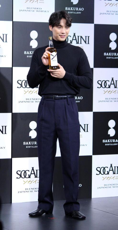 　商品を持つ福士蒼汰