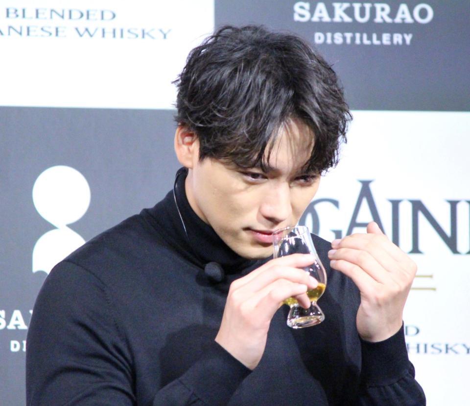 　ウイスキーの匂いをかぐ福士蒼汰