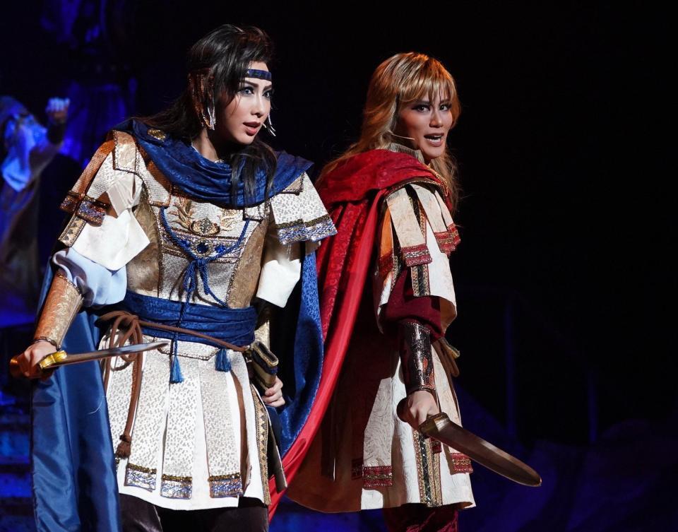 　稀惺かずと（左）とともに壮大なドラマを描く天飛華音（撮影・高部洋祐）