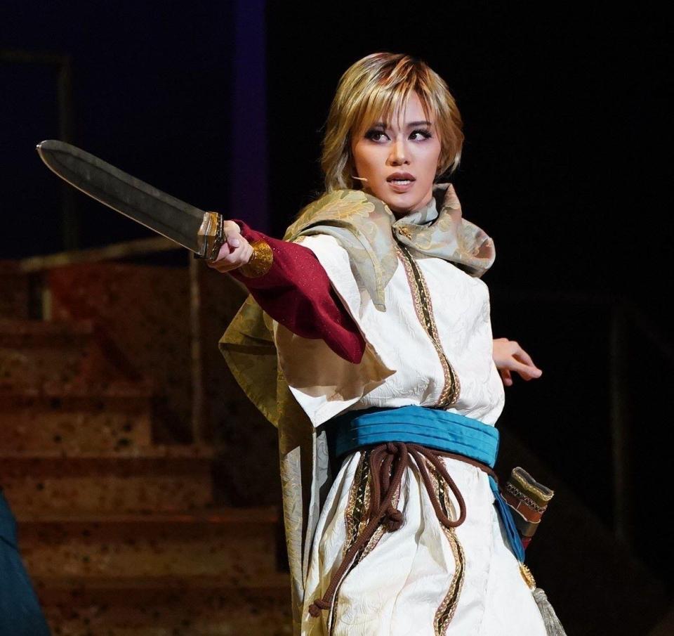 　華麗な剣術で戦闘シーンを描く天飛華音（撮影・高部洋祐）