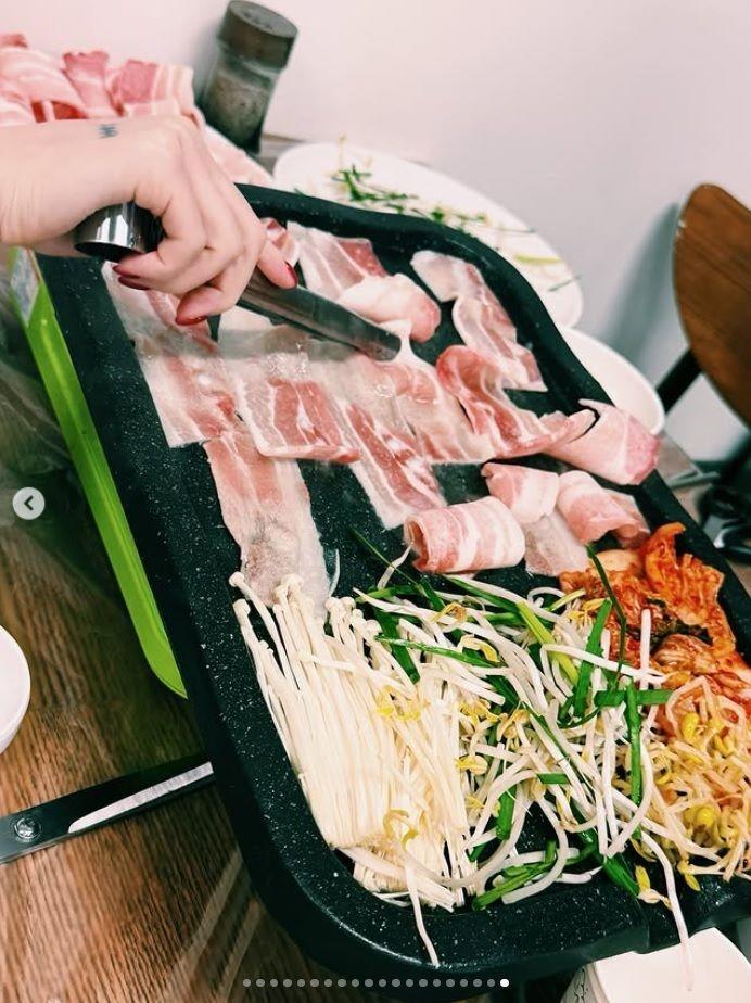 　ｉ－ｄｌｅ・シュファの公式インスタグラム＠ｙｅｈ．ｓｈａａ＿より　元メンバースジンの手ではとファンの間で指摘されている