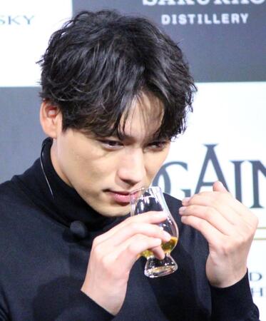 　ウイスキーの香りをかぐ福士蒼汰
