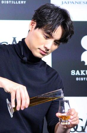 　ウイスキーを注ぐ福士蒼汰