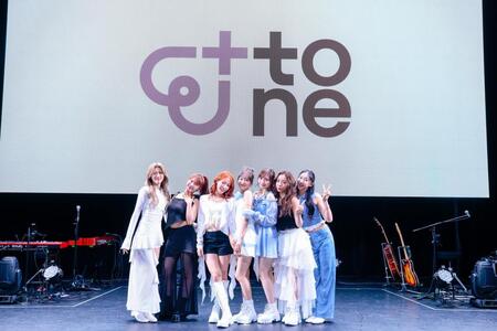 　デビューショーケースを行ったＥｔｔｏｎｅの（左から）ｃｈｉｈａｒｕ、ｙｕｚｕｋｉ、ｍｉｒａｎｏ、ａｎｒｉ、ｓｈｉｏｎ、ｐｉａ、ｋｏｙｕｋｉ　