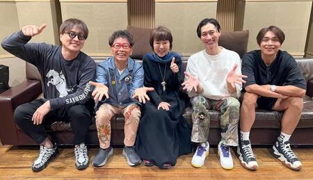 　作曲の南こうせつ（左から２人目）、作詞の渡辺なつみ氏（中央）とタッグを組んだ純烈