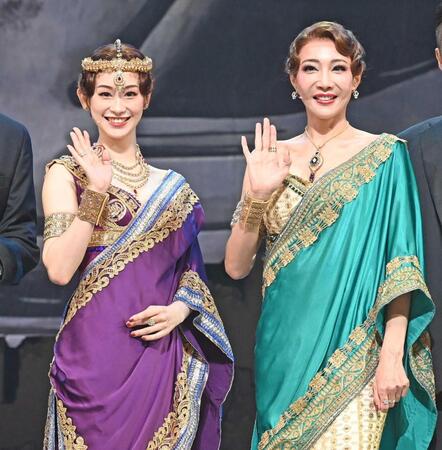 　マタ・ハリ役の愛希れいか（左）と柚希礼音（撮影・園田高夫）