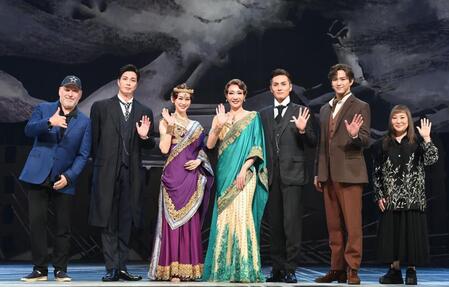 　勢ぞろいした（左から）フランク・ワイルドホーン氏、廣瀬友祐、愛希れいか、柚希礼音、加藤和樹、甲斐翔真、石丸さち子氏（撮影・園田高夫）